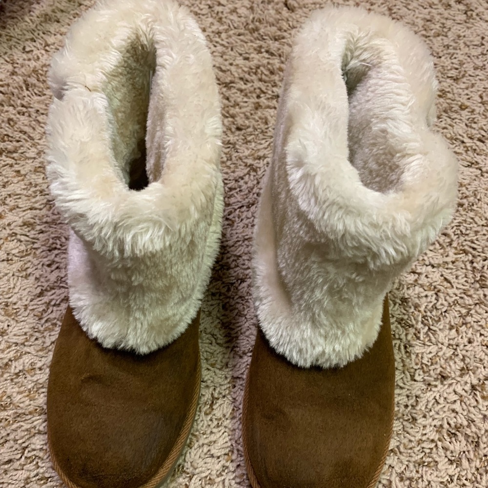 Fur cuffed suede shorty boot.